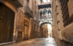 Read more about the article Barcelona Gothic Quarter: Best Free Walking Routes to Explore