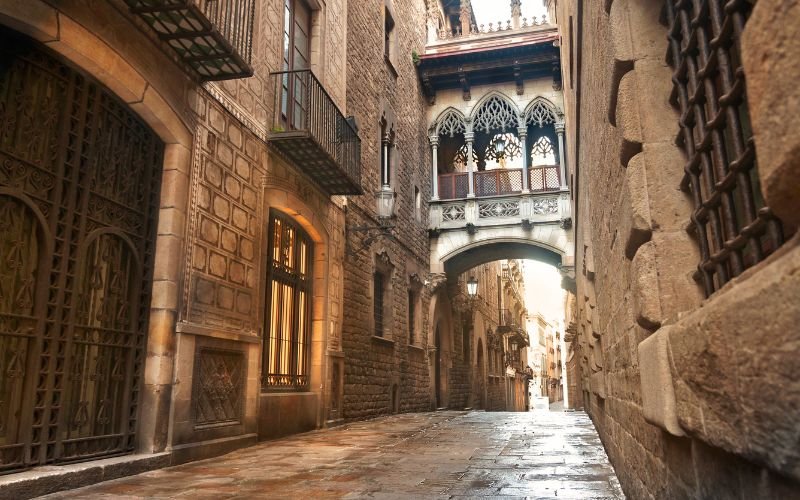 You are currently viewing Barcelona Gothic Quarter: Best Free Walking Routes to Explore