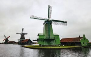 Read more about the article Zaanse Schans: Everything You Need to Know Before Visiting the Dutch Windmill Village