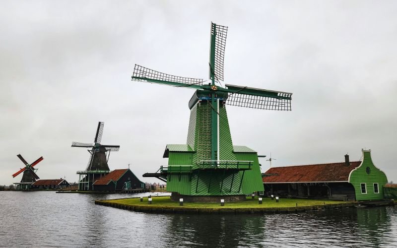You are currently viewing Zaanse Schans: Everything You Need to Know Before Visiting the Dutch Windmill Village